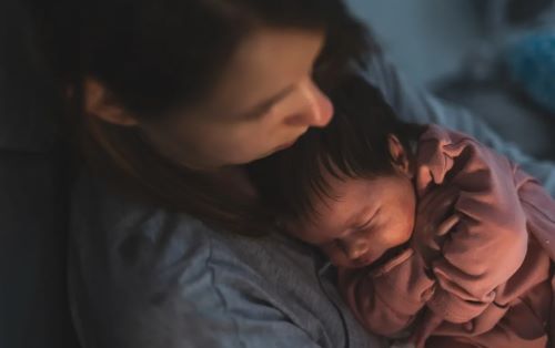 Γιατί ξυπνάει και κλαίει το μωρό τη νύχτα: Τι φταίει και τι να κάνεις