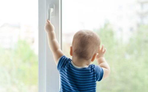 Πώς να αποφύγετε ένα ατύχημα με τζαμαρία όταν έχετε παιδί στο σπίτι