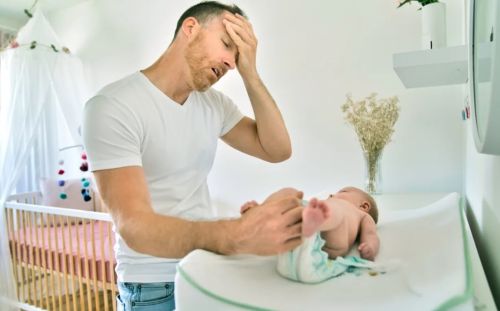 Ο… τρελός λόγος που μπαμπάς αρνείται να αλλάξει την πάνα της κόρης του