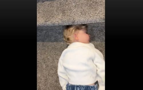 Δεν κοιμάται το μικρό σας; Ένα viral video αποδεικνύει, ότι τελικά ο ύπνος… νικά!
