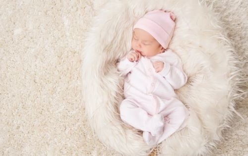 Το εγκατέλειψαν νεογέννητο επειδή ήταν κορίτσι, αλλά ένα βίντεο του άλλαξε τη ζωή