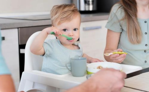 Πότε μπορεί να φάει το μωρό με κουτάλι και πιρούνι: 6 σημάδια που πρέπει να παρατηρήσετε