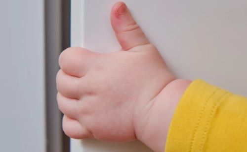 Πιάστηκε το χεράκι του στην πόρτα; Πώς προλαμβάνουμε αιματώματα και κατάγματα
