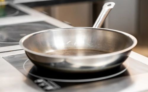 Αυτό είναι το πιο genius trick για να γυαλίσουν οι κατσαρόλες και τα τηγάνια σας