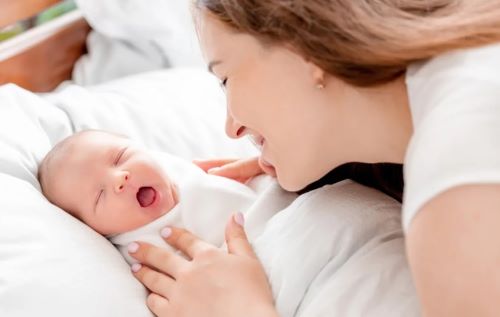Φάσκιωμα μωρού: Αρχαία πρακτική ή σύγχρονος κίνδυνος; Όλα όσα πρέπει να γνωρίζουν οι γονείς