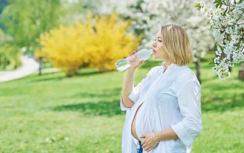 Καύσωνας και εγκυμοσύνη: Γιατί η ζέστη μπορεί να γίνει επικίνδυνη για σένα και το μωρό σου