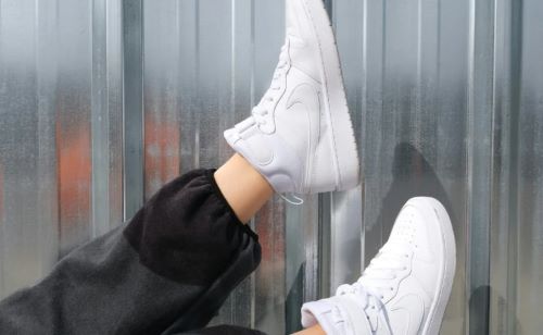 Λευκά sneakers: Πώς θα τα περιποιηθείς για να μοιάζουν σαν καινούργια