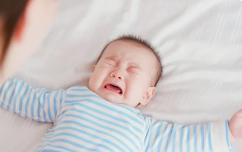 Το μωρό μου τινάζει την πλάτη του: Να ανησυχήσω ή όχι;