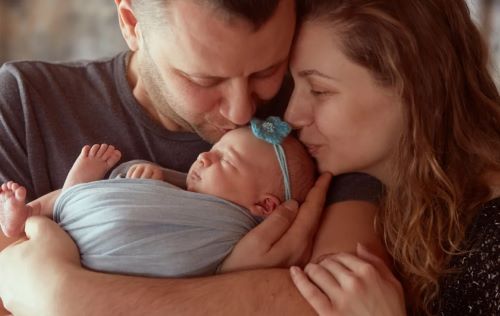 Μόλις γίνατε γονείς; Όσα πρέπει να ξέρετε για τις πρώτες μέρες με το μωρό στο σπίτι