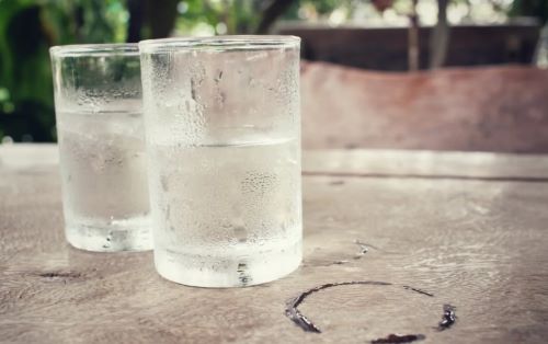 3 απίθανοι τρόποι να αφαιρέσετε τις στάμπες νερού από τις ξύλινες επιφάνειες