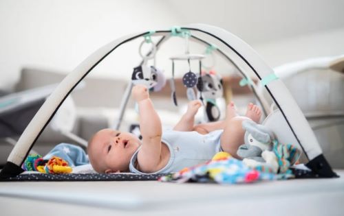 Baby gym: Τι προσφέρει στα μωρά και πώς να διαλέξετε το κατάλληλο