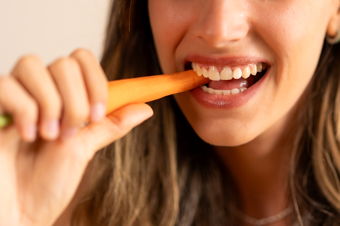 Carrotmaxxing – Η νέα τάση ομορφιάς που μπορεί να σας οδηγήσει στα επείγοντα