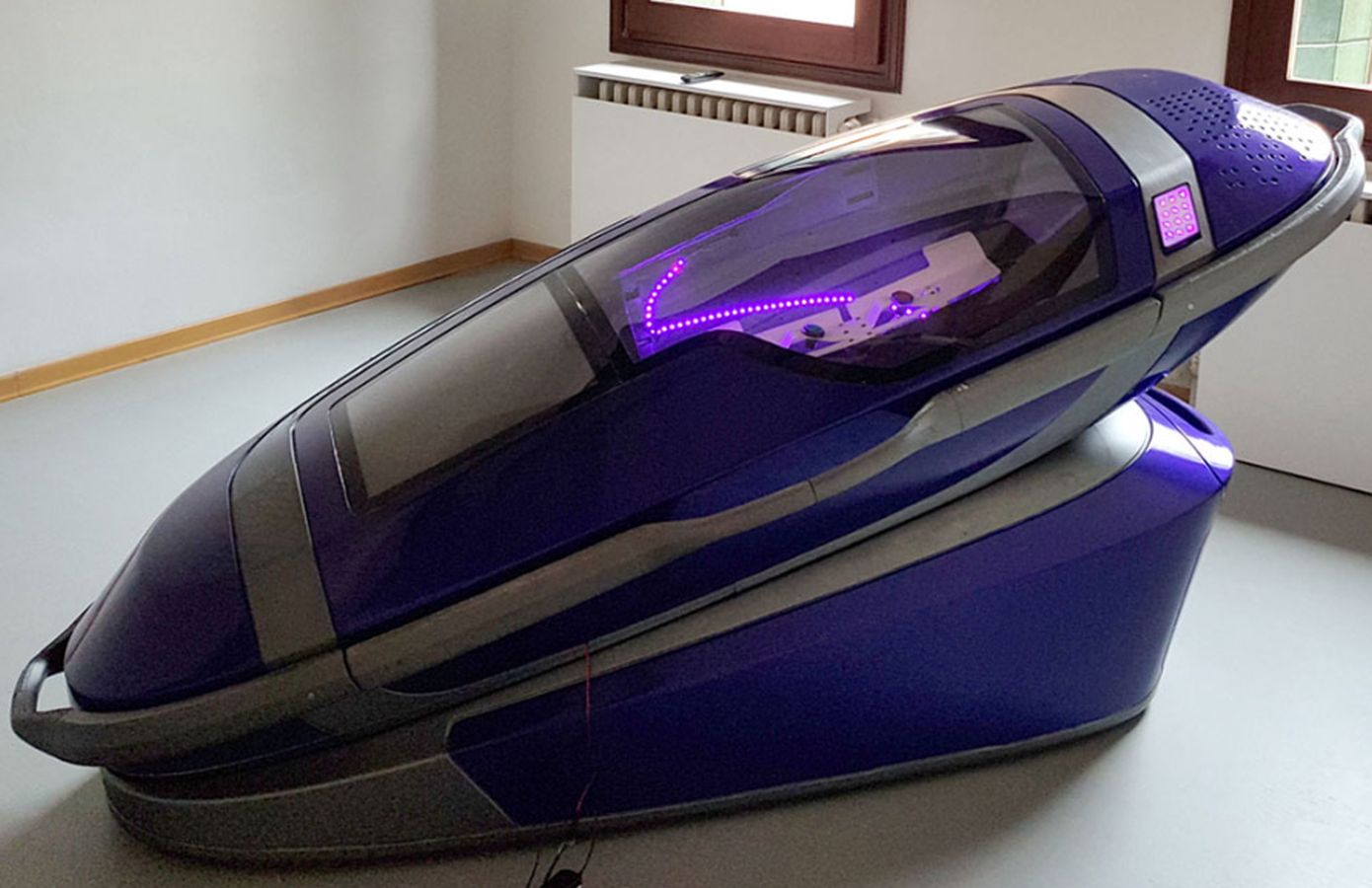 O Dr.Death σχεδίασε το suicide pod: Μια hi tech σαρκοφάγο που επιτρέπει την νόμιμη αυτοκτονία με το πάτημα ενός κουμπιού