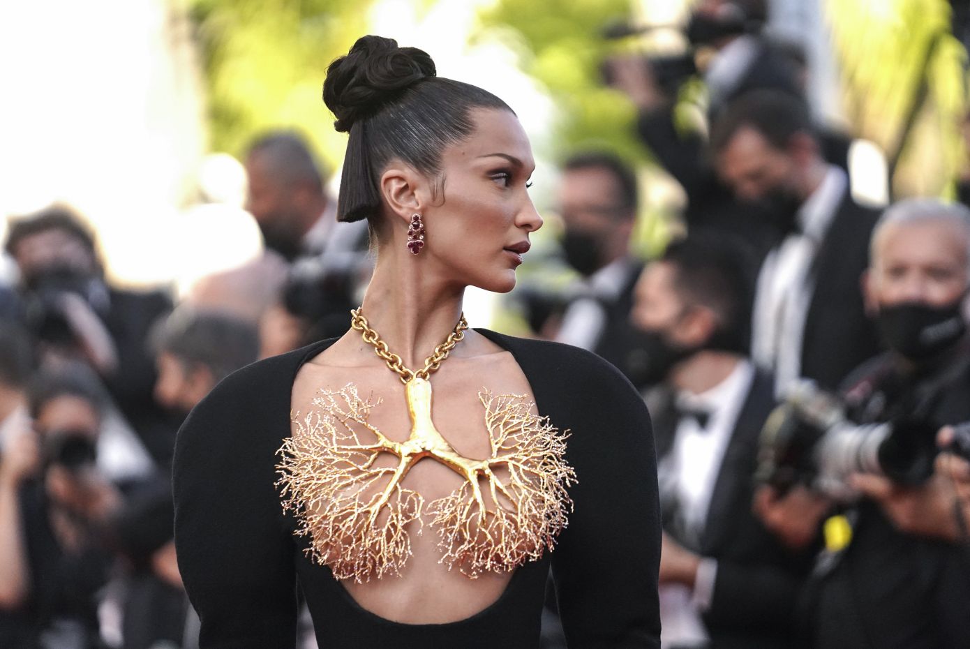 H Bella Hadid επέστρεψε στο κόκκινο χαλί των Καννών ως ξανθιά