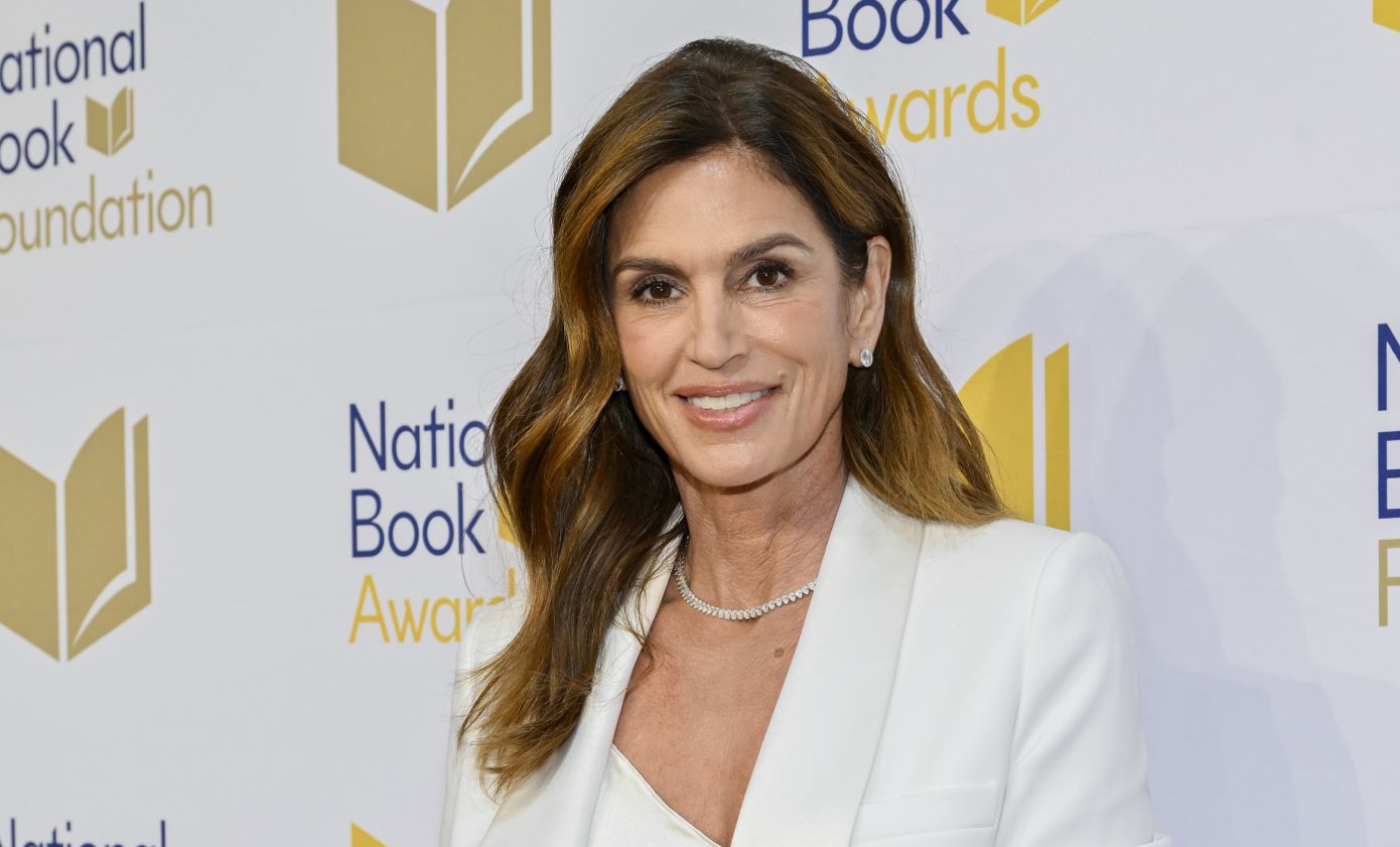 O Δημήτρης Γιαννέτος χάρισε στη Cindy Crawford το τέλειο καλοκαιρινό χτένισμα ιδανικό για όσες έχουν μακριά μαλλιά
