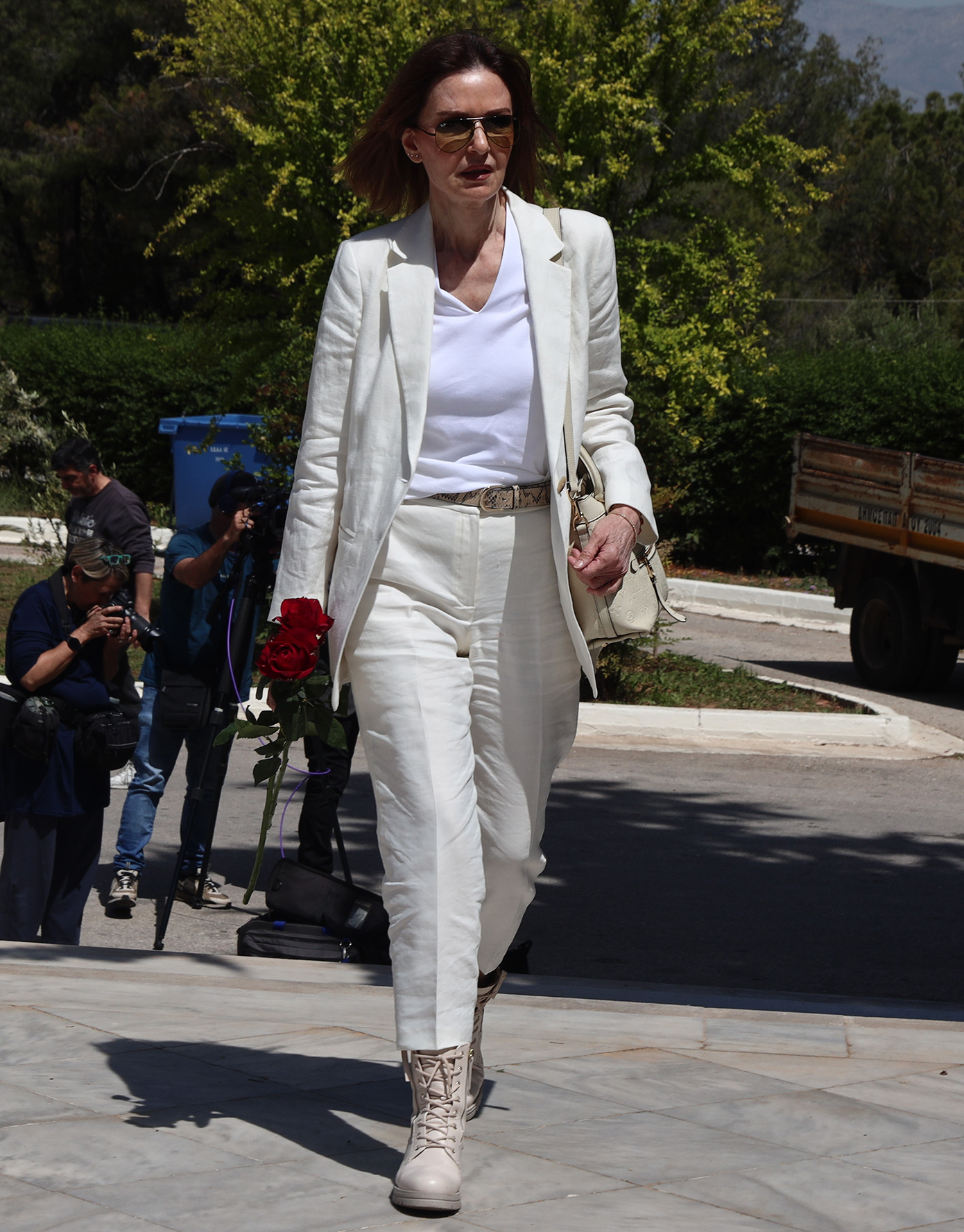 Στα λευκά στην κηδεία του Νίκου Γαλανού η Κάτια Δανδουλάκη