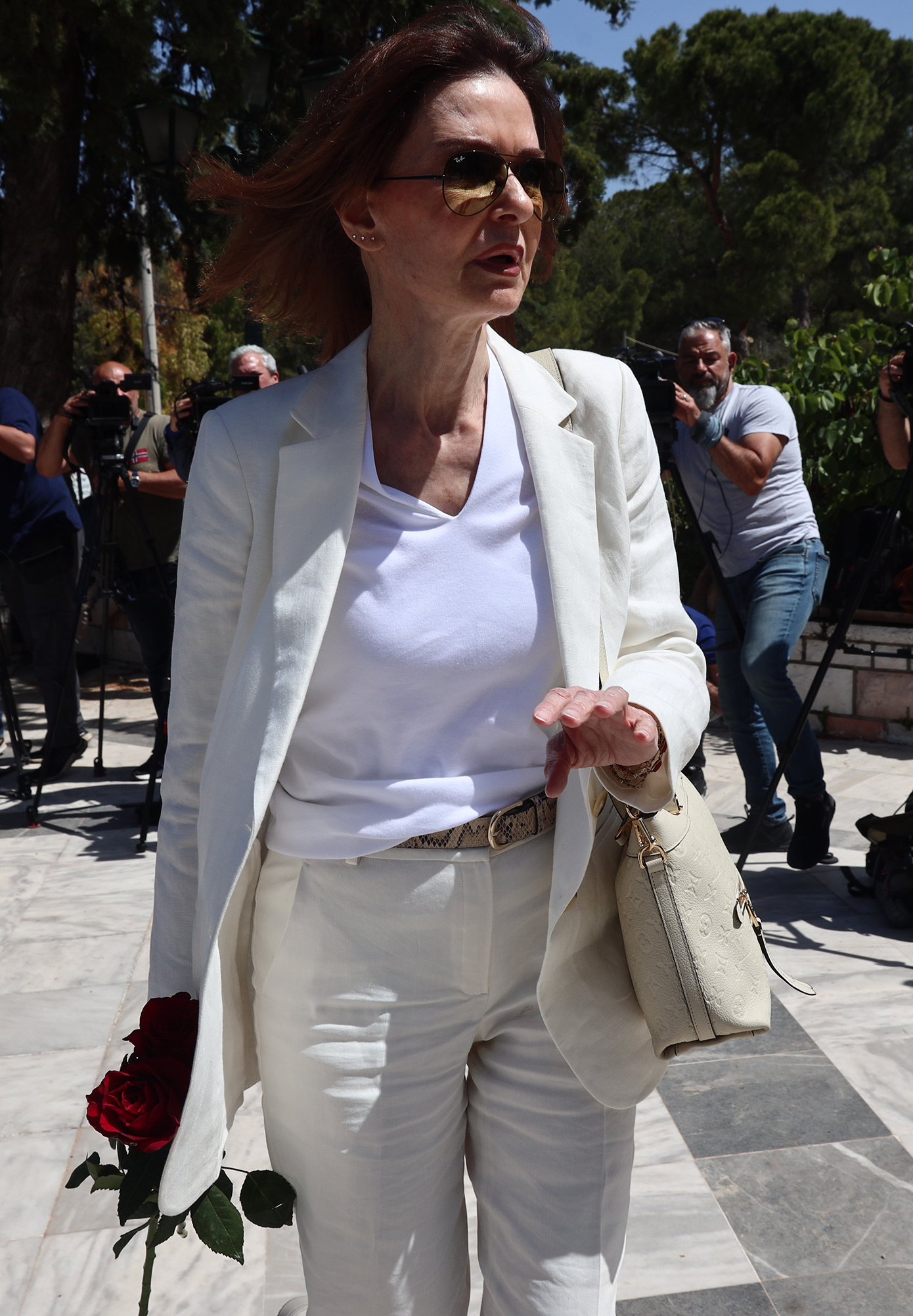 Στα λευκά στην κηδεία του Νίκου Γαλανού η Κάτια Δανδουλάκη