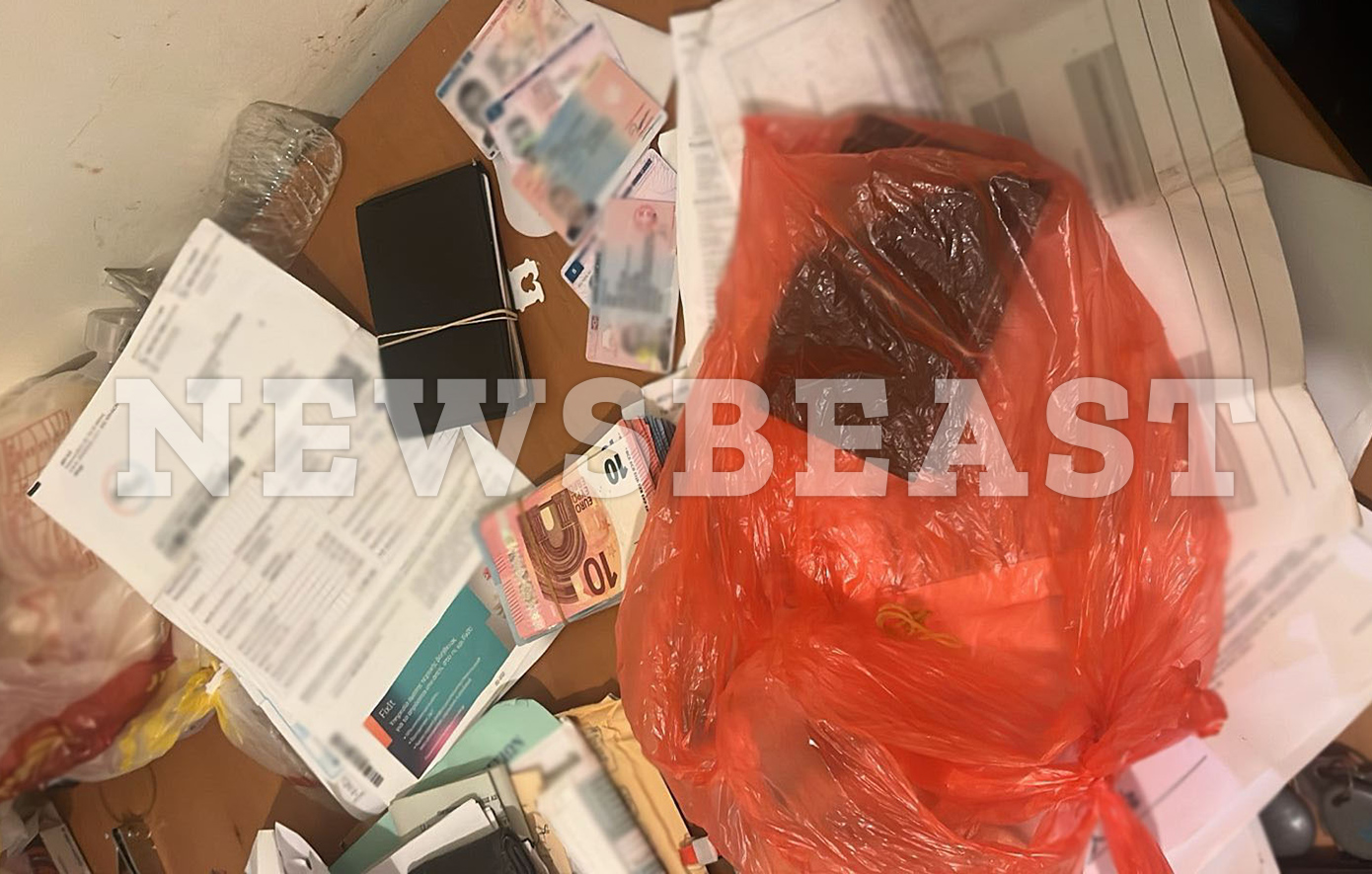 Μεγάλο κύκλωμα δουλεμπόρων: Έρευνες σε Αθήνα, Πειραιά και Περιστέρι Μεγάλο κύκλωμα δουλεμπόρων: Έρευνες σε Αθήνα, Πειραιά και Περιστέρι