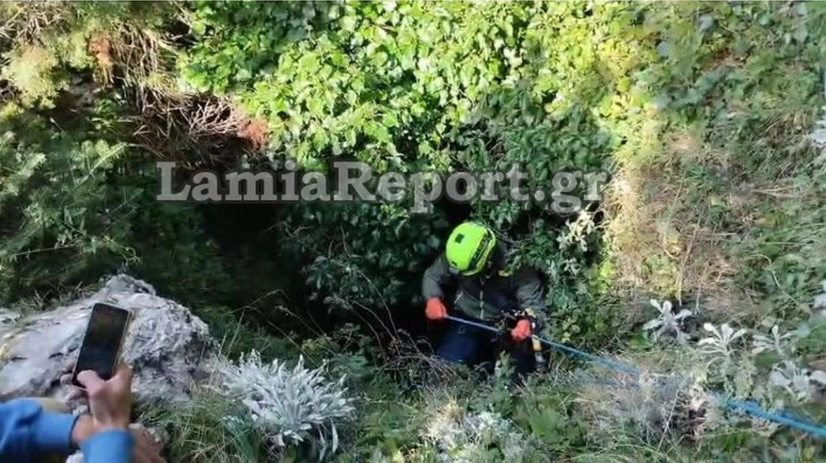 Δύο άνδρες από τη Στυλίδα έπεσαν στο γκρεμό προσπαθώντας να αλλάξουν λάστιχο σε μηχάνημα