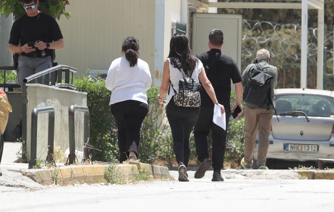 «Η κόρη μου σας αγκάλιασε και την κάψατε» &#8211; Τι λέει ο πατέρας της δημοσιογράφου που υποσχόταν «χρυσά» ταξίδια στο Αμπού Ντάμπι