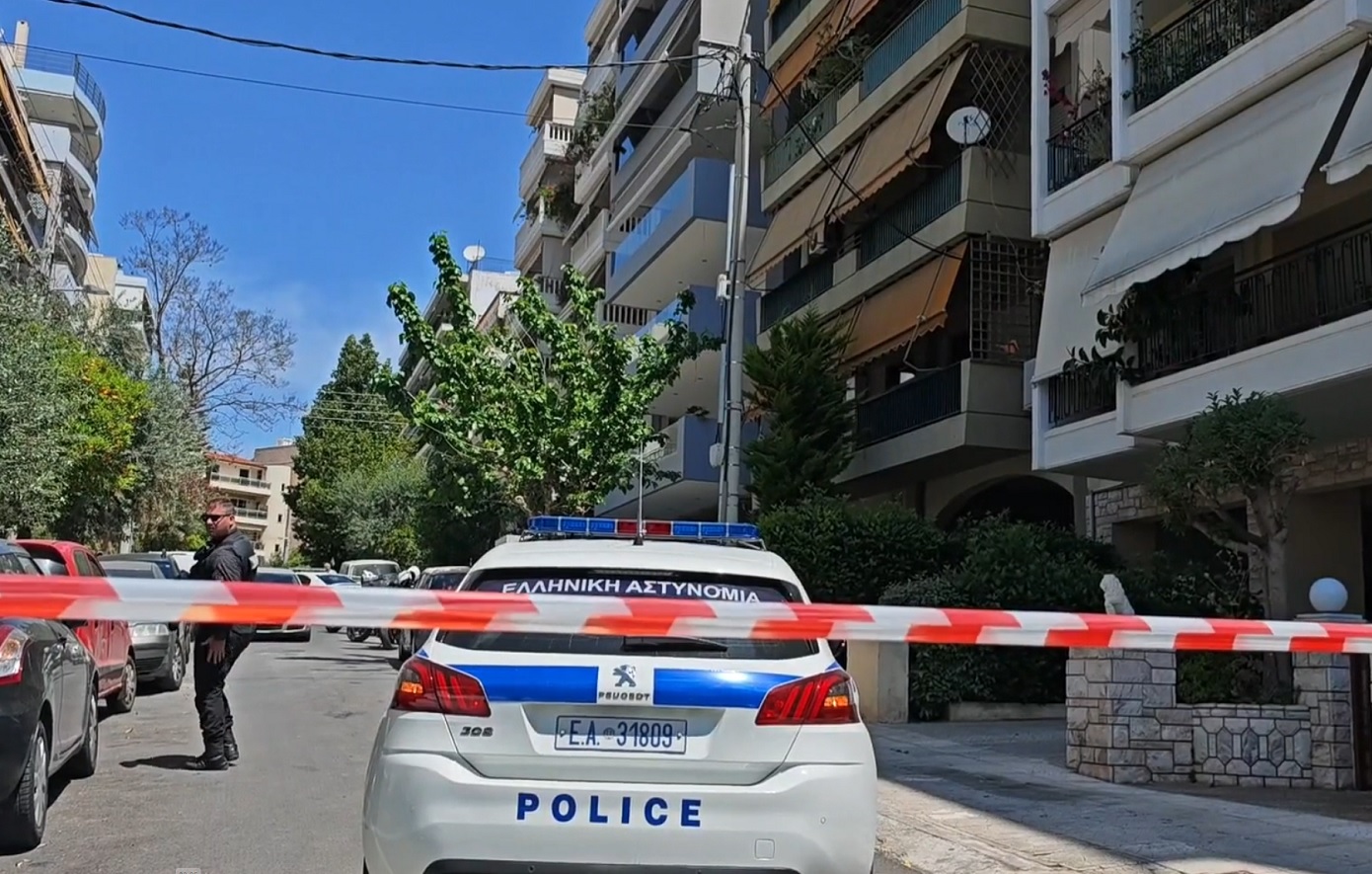 Οικογενειακή τραγωδία στη Νέα Σμύρνη: Πατέρας μαχαίρωσε μέχρι θανάτου τον γιο του – Οι πρώτες εικόνες από το σημείο