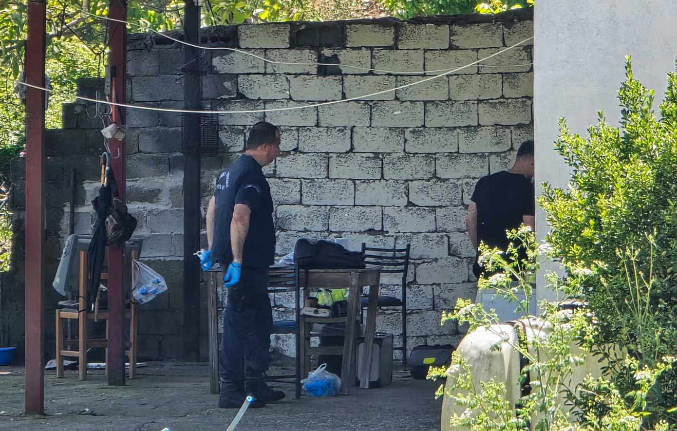 Πατροκτονία στην Αμφιλοχία: «Ήταν μισός στο κρεβάτι και μισός κάτω και αίματα παντού» &#8211; Συγκλονιστικές μαρτυρίες