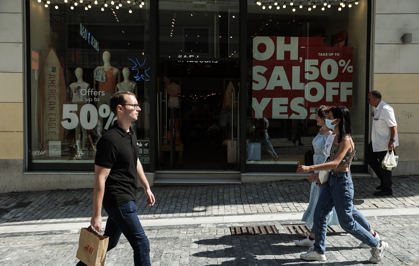 Φόροι και εισφορές «τρώνε» πάνω από το 37% του εισοδήματος των εργαζομένων