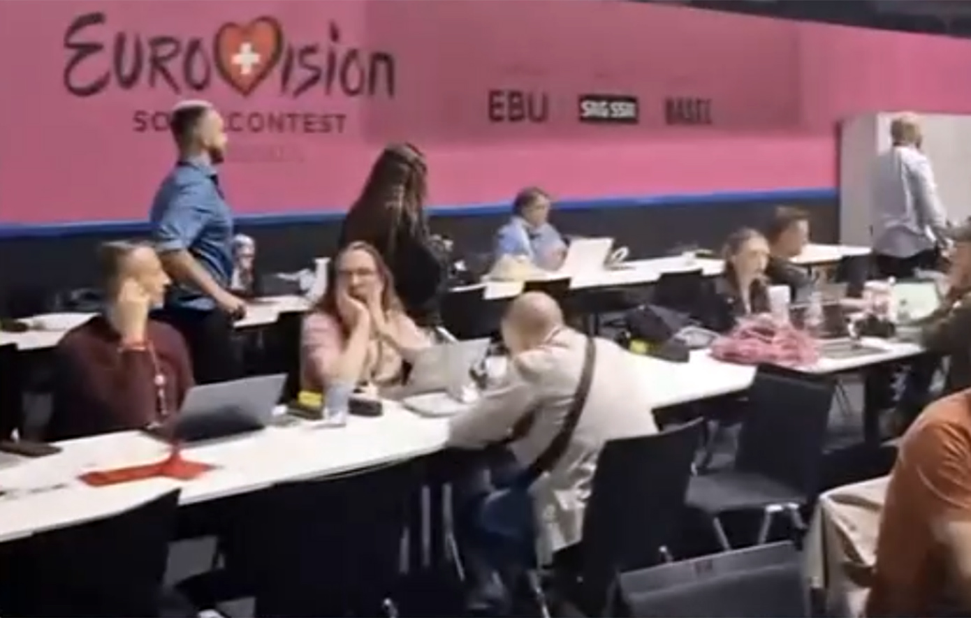 Η Μαρίνα Σάττι απαγόρευσε να την τραβήξουν πλάνα τα ελληνικά Μέσα, ενώ μιλούσε στον ξένο Τύπο &#8211; Δείτε το βίντεο