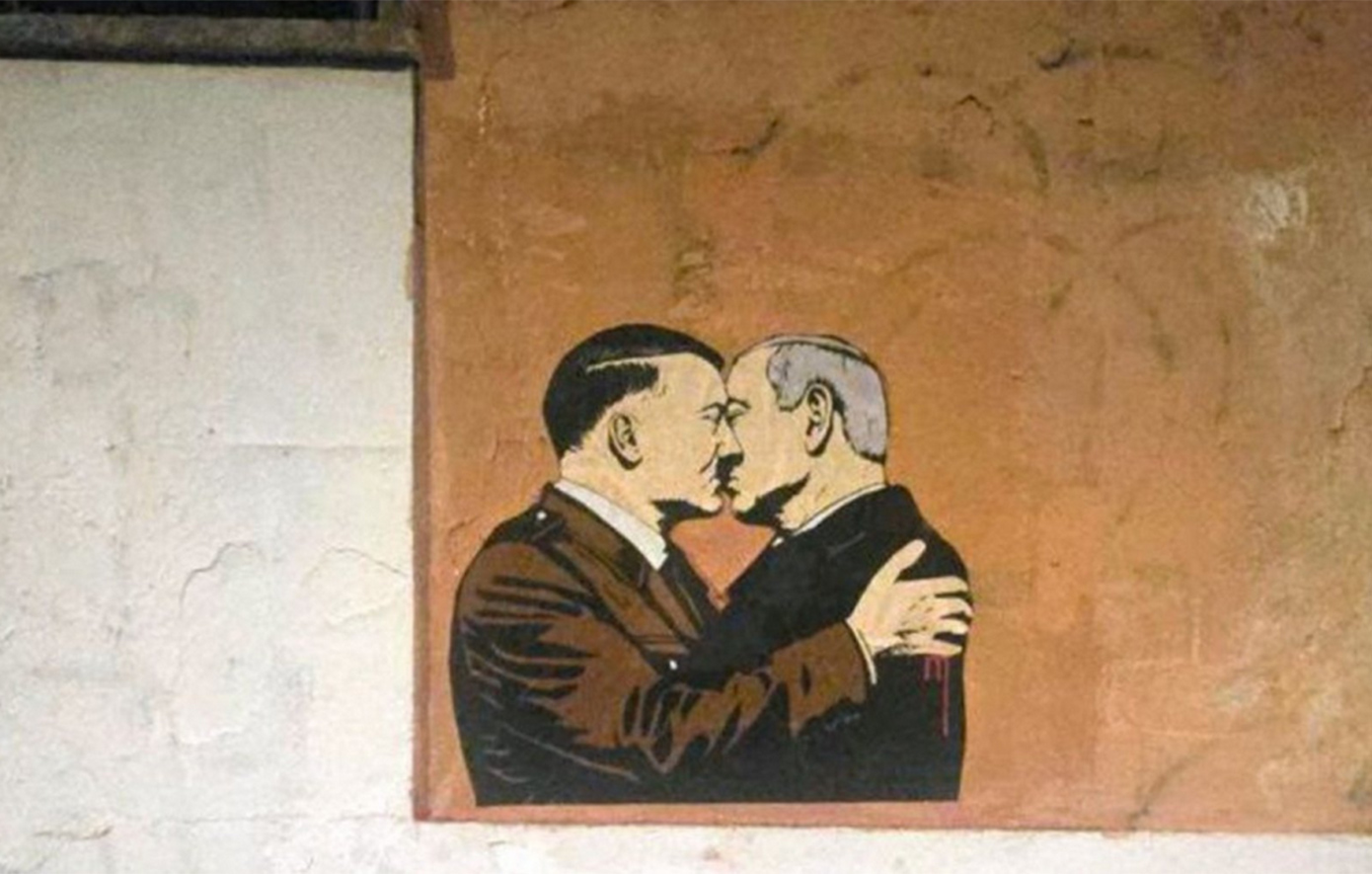 Γκραφίτι στη Ρώμη δείχνει τον Χίτλερ να φιλάει τον Νετανιάχου – Ονόμασε το έργο «La Soluzione Finale» η καλλιτέχνιδα