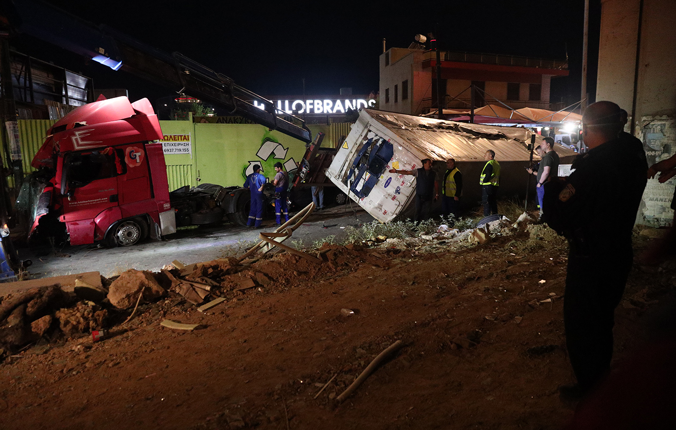 Απίστευτο τροχαίο με νταλίκα στην Πέτρου Ράλλη – Τι εκτιμά η Τροχαία για τα αίτια