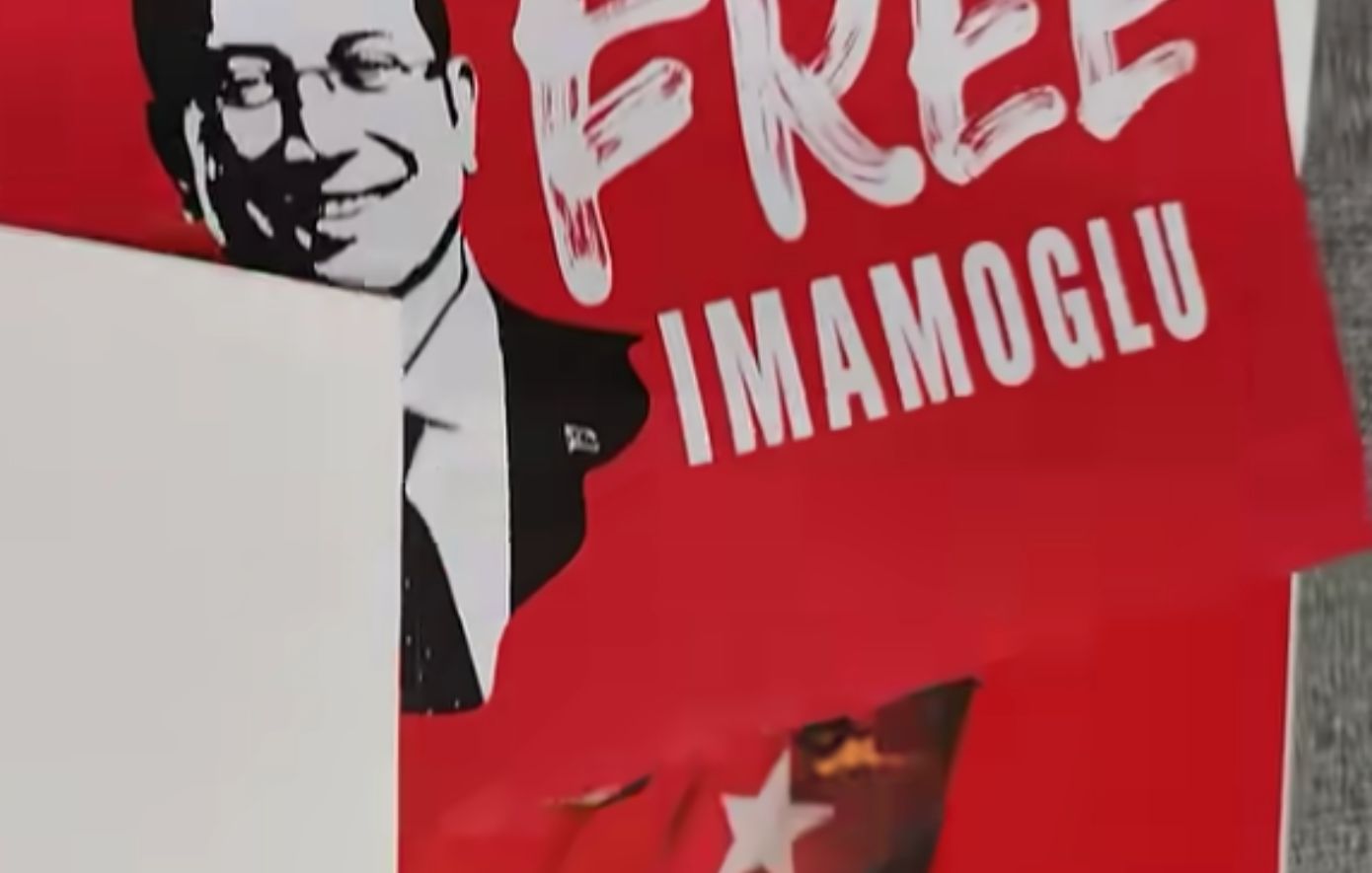 «Λευτεριά στον Ιμάμογλου»: Τα πλακάτ που κρατούσαν τα μέλη της Σοσιαλιστικής Διεθνούς στην Κωνσταντινούπολη