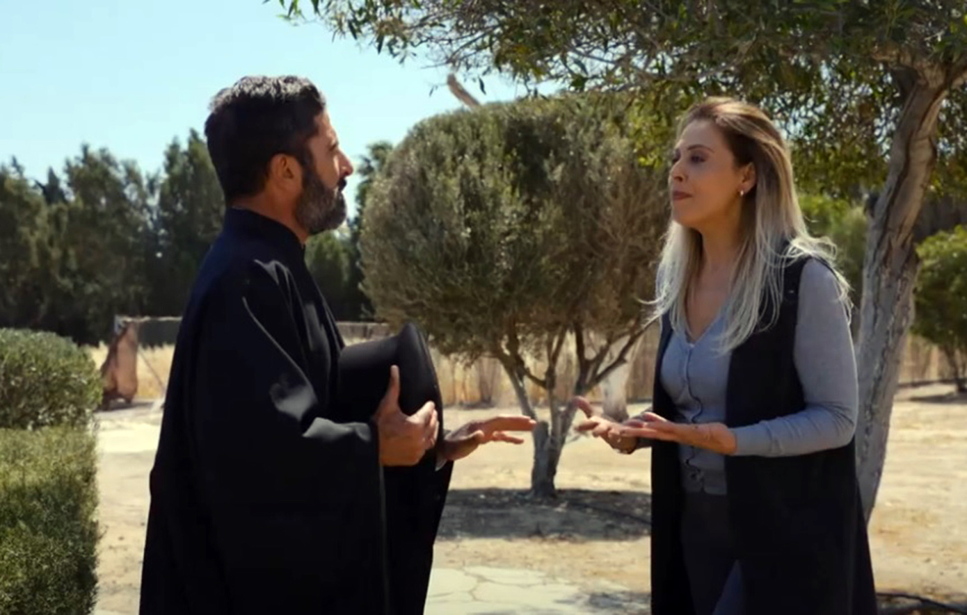«Η γη της ελιάς»: Η παπαδιά σπρώχνει τον πατέρα Τιμόθεο στον γκρεμό