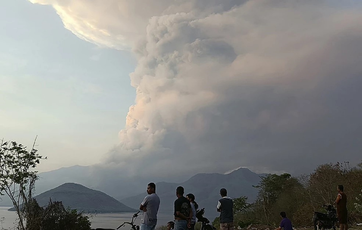 Σε συναγερμό το νησί Φλόρες στην Ινδονησία λόγω της έκρηξης του ηφαιστείου Λεβοτόμπι Λάκι-λάκι