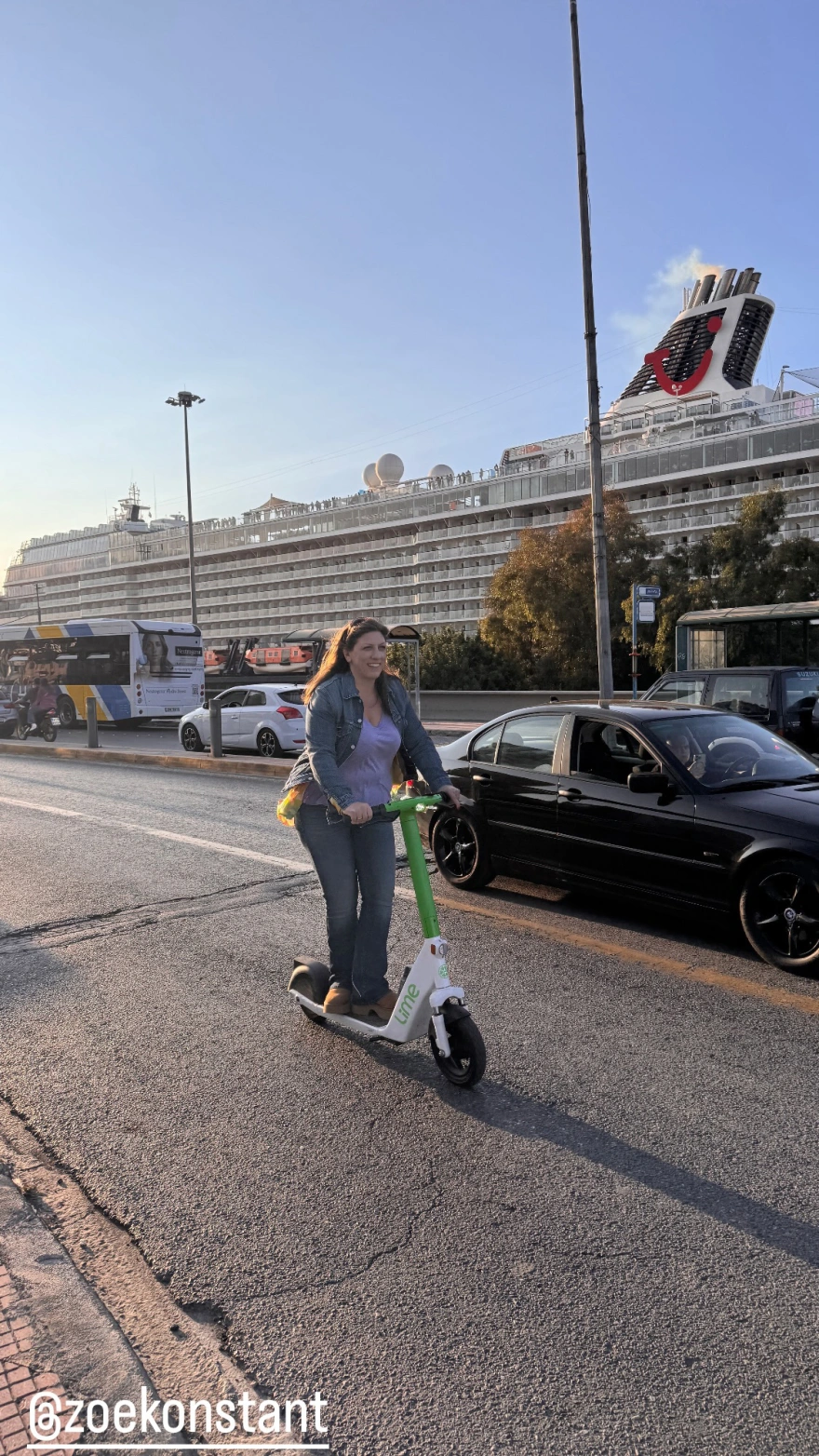 Ανέμελη η Ζωή Κωνσταντοπούλου κάνει πατίνι με τον Διαμαντή Καραναστάση στον Πειραιά