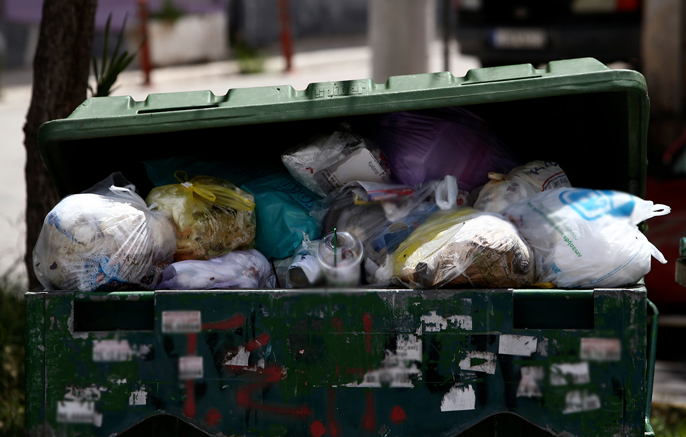 Πώς αποφεύχθηκε η τραγωδία με τον άστεγο που κοιμόταν μέσα σε κάδο απορριμμάτων στη Θεσσαλονίκη &#8211; Τι συνέβη