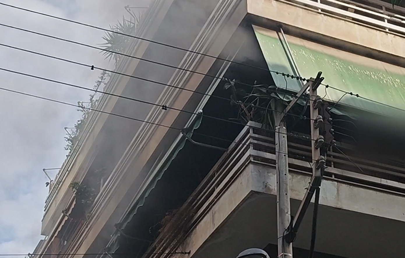 Φωτιά στην Καλλιθέα: Εγκλωβίστηκε ηλικιωμένος στο μπαλκόνι – Φώναζε ότι θα πηδήξει