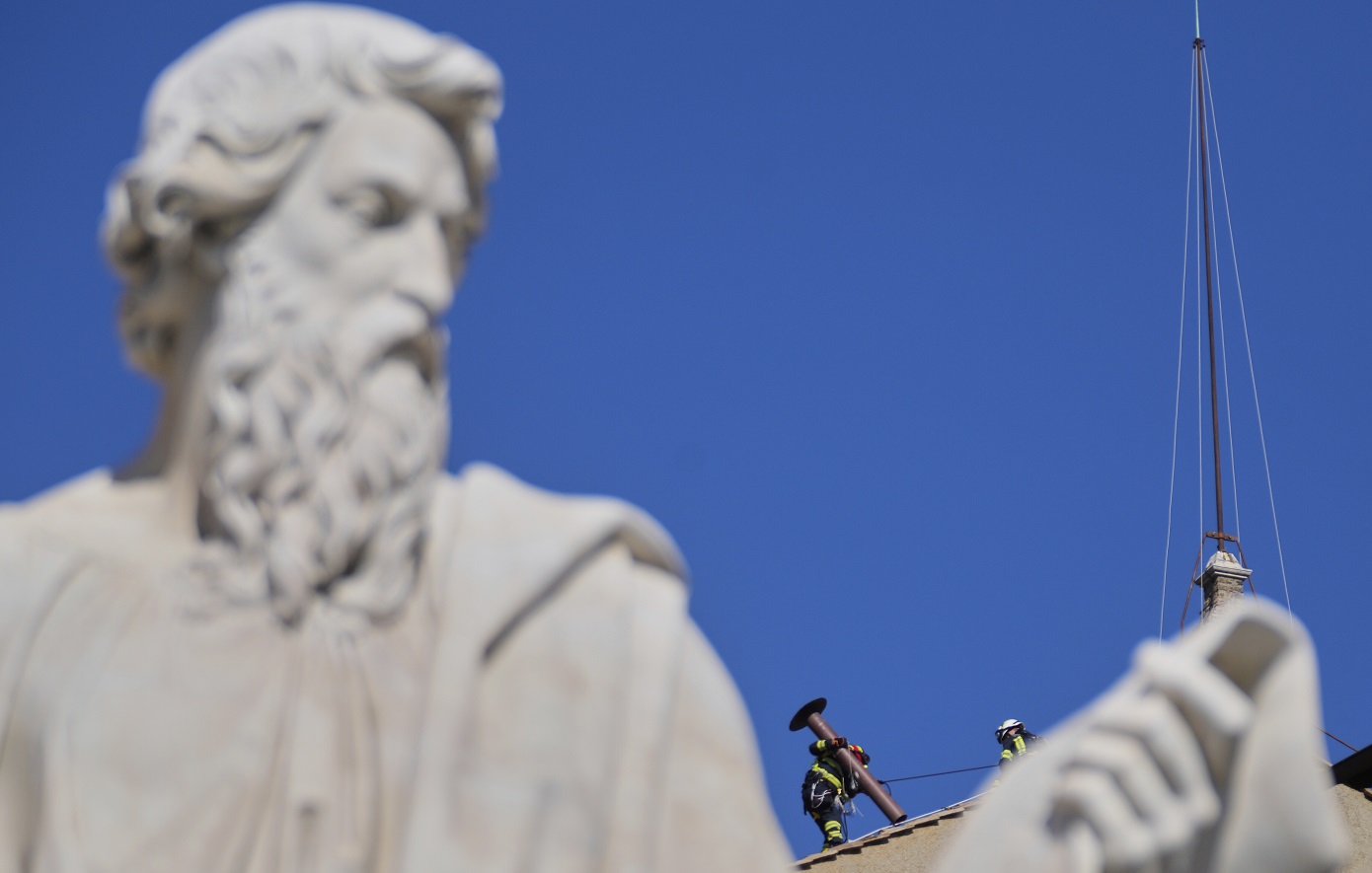 Εγκαταστάθηκε η καμινάδα που θα βγάλει τον λευκό καπνό για τον νέο πάπα στο Βατικανό