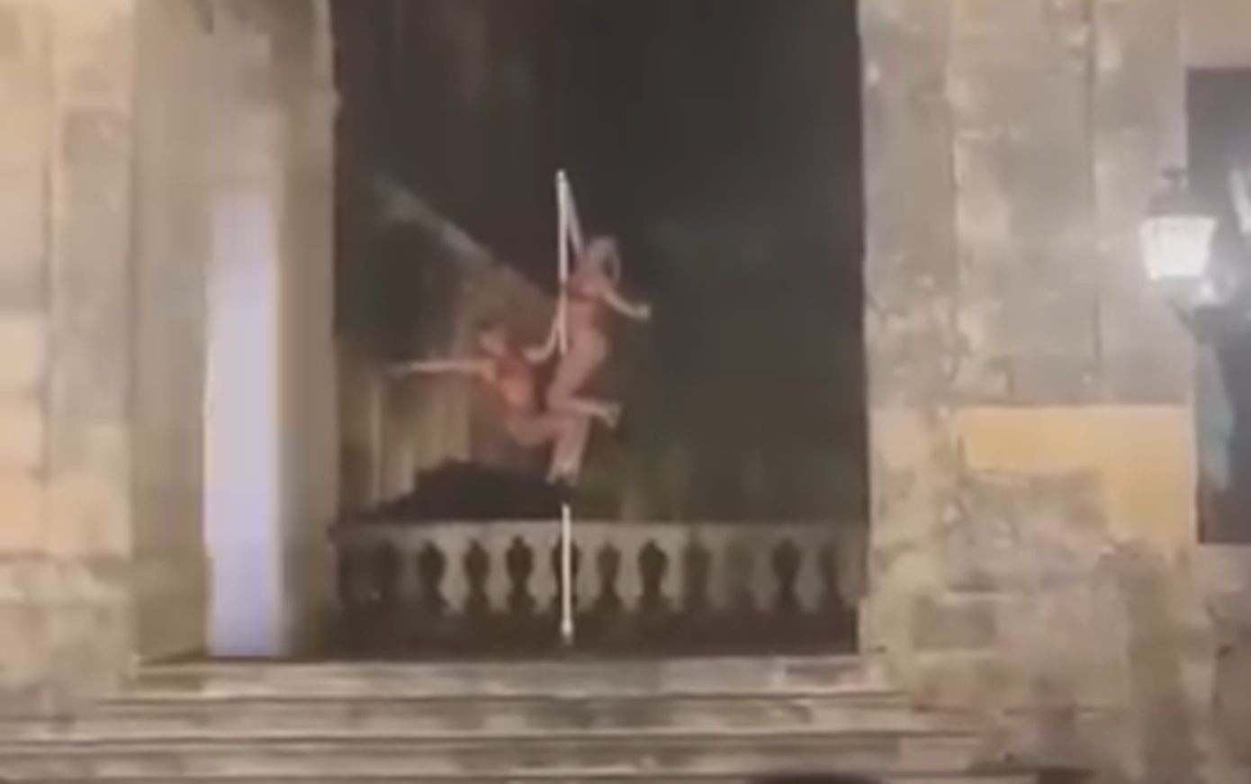 Το pole dancing ημίγυμνων γυναικών έξω από τα Ανάκτορα της Κέρκυρας και οι έντονες αντιδράσεις