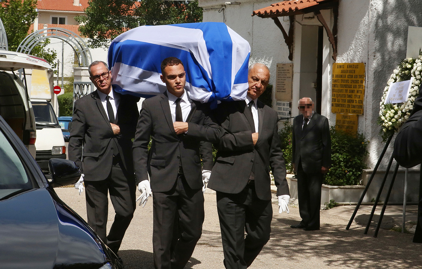Καλυμμένη με την ελληνική σημαία έφτασε στην Κηφισιά η σορός του Πέτρου Μολυβιάτη για την κηδεία