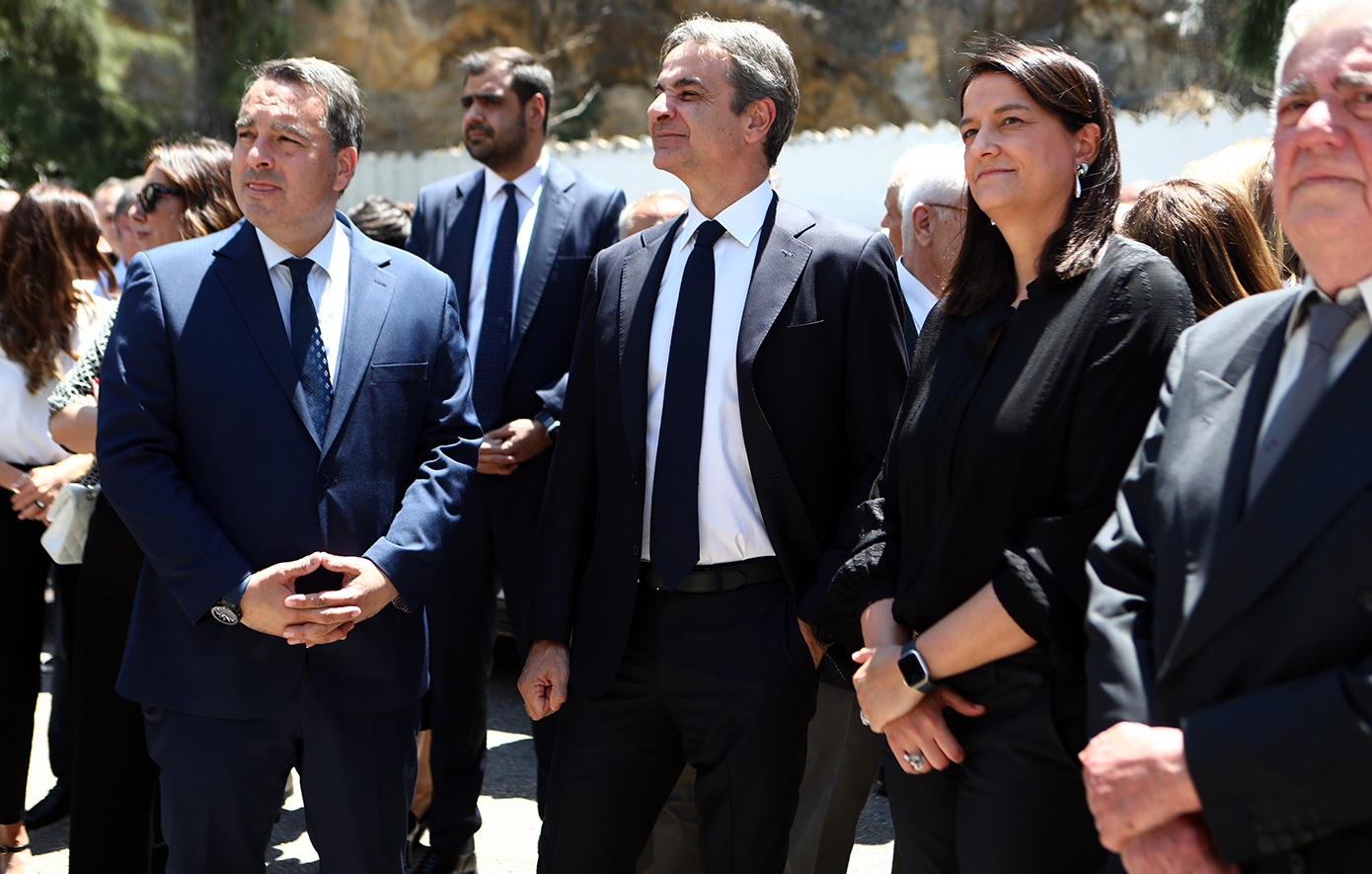 Παρουσία του πρωθυπουργού και πλήθους στελεχών του ΠΑΣΟΚ η κηδεία του Χρήστου Ροκόφυλλου Παρουσία του πρωθυπουργού και πλήθους στελεχών του ΠΑΣΟΚ η κηδεία του Χρήστου Ροκόφυλλου