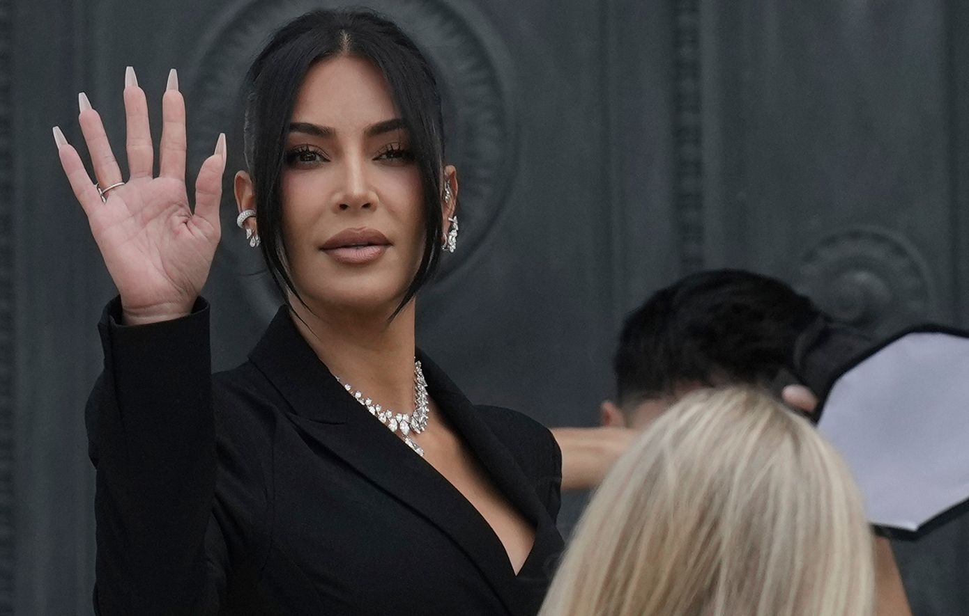Η Κιμ Καρντάσιαν προκάλεσε χαμό στο Παρίσι με το λουκ εκατομμυρίων στην πολύκροτη δίκη της ληστείας Η Κιμ Καρντάσιαν προκάλεσε χαμό στο Παρίσι με το λουκ εκατομμυρίων στην πολύκροτη δίκη της ληστείας