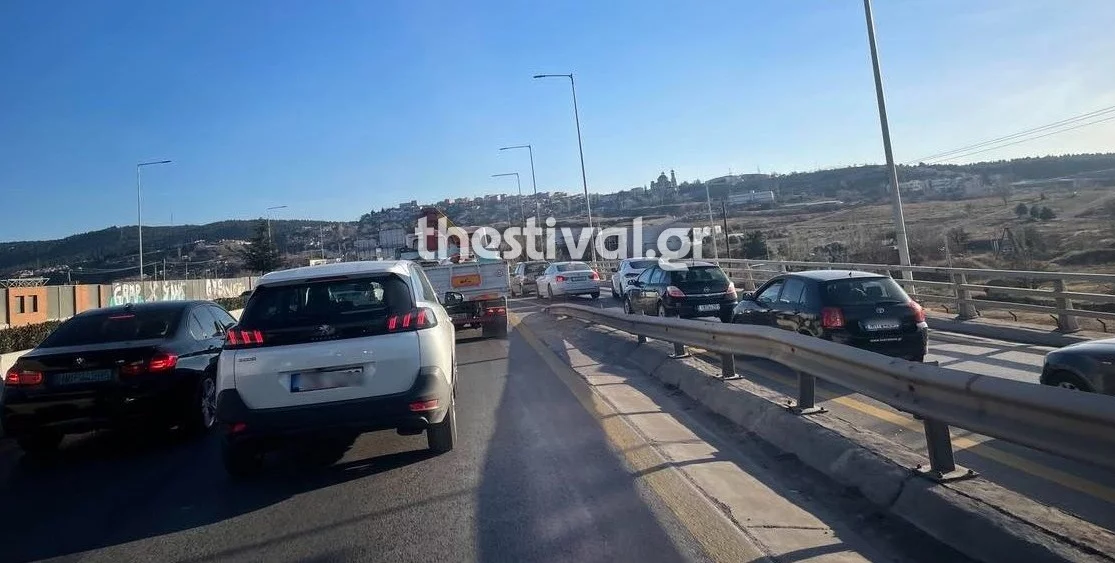 Καραμπόλα έξι οχημάτων στην Περιφερειακή Θεσσαλονίκης – Ευτυχώς χωρίς τραυματίες