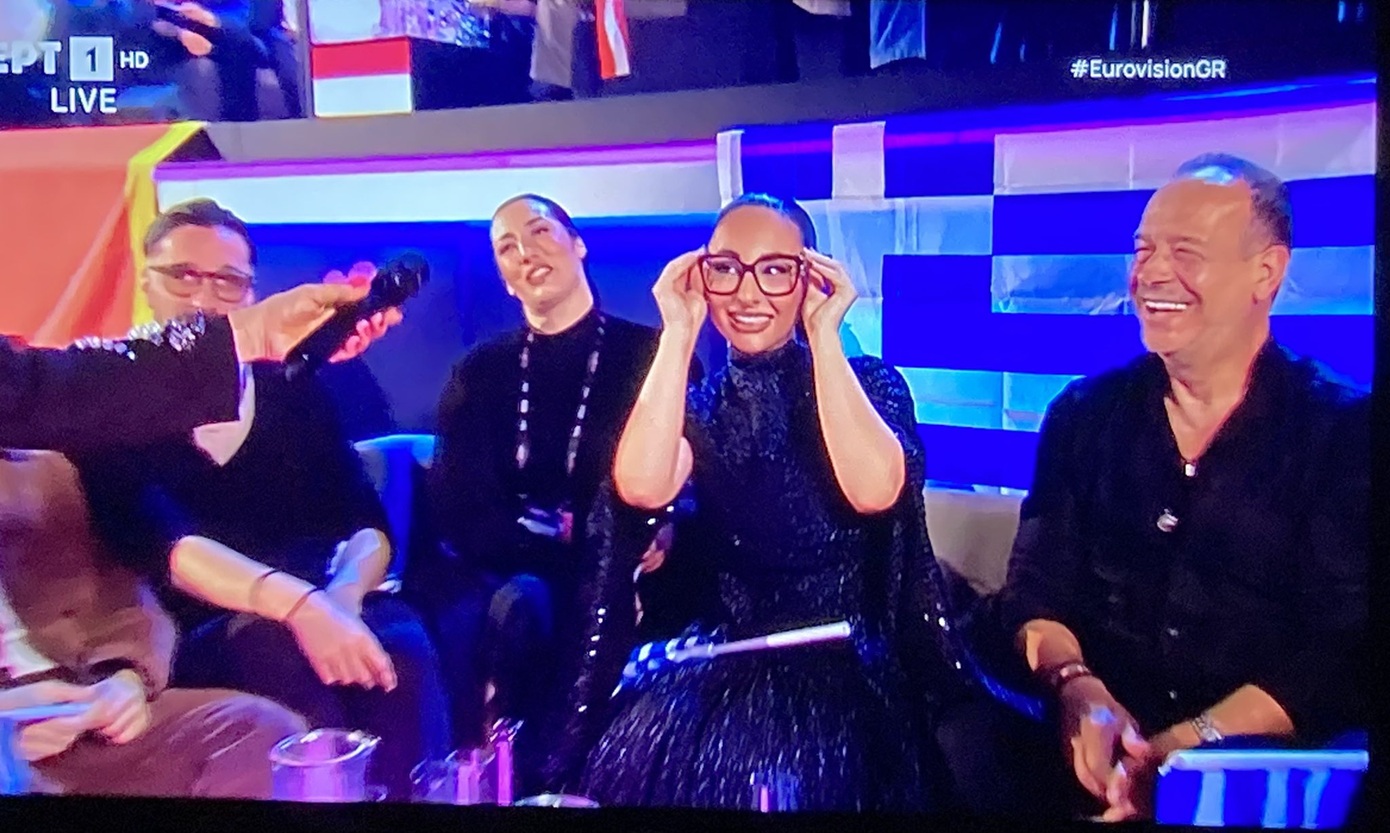Η παρουσιάστρια της Eurovision 2025 φόρεσε τα γυαλιά της Klavdia
