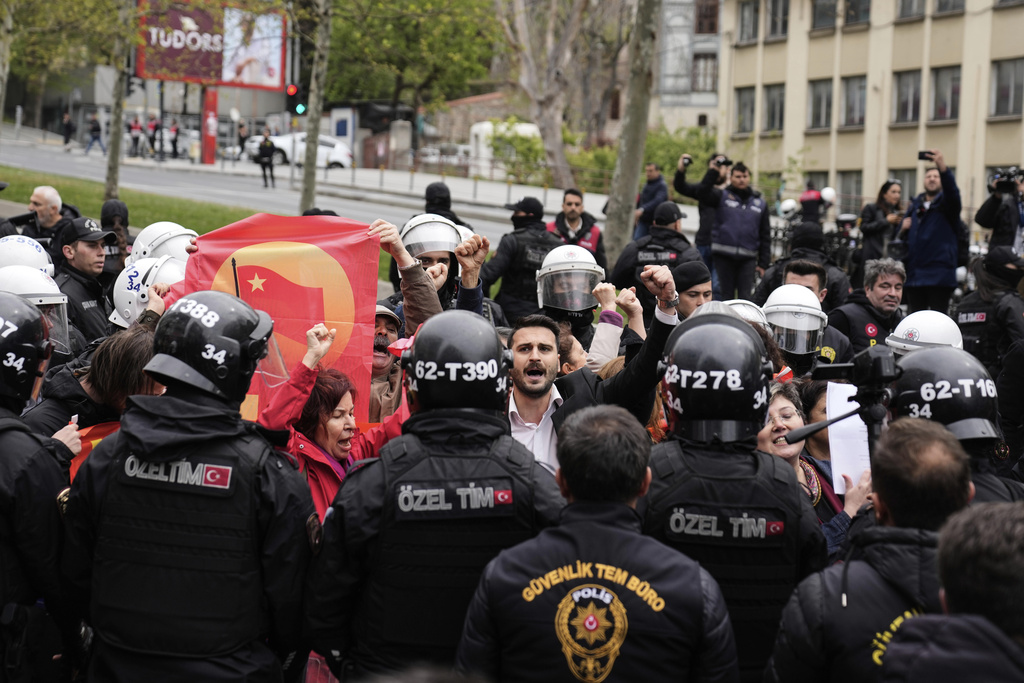Πάνω από 400 συλλήψεις στα επεισόδια για την Πρωτομαγιά στην Κωνσταντινούπολη