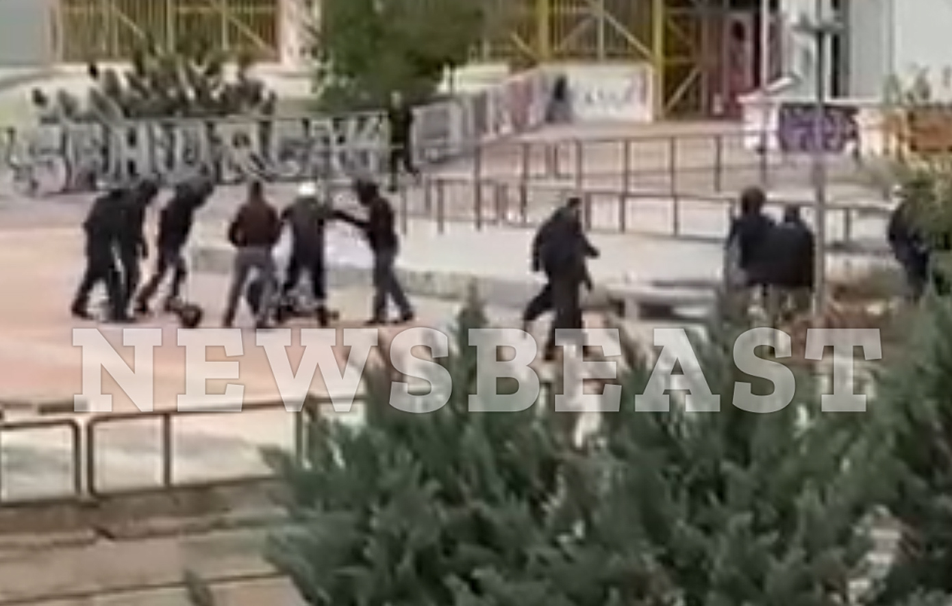Βίντεο ντοκουμέντο: Άγριο ξύλο στην Πολυτεχνειούπολη με γροθιές και καδρόνια – Αφορμή η αφισοκόλληση