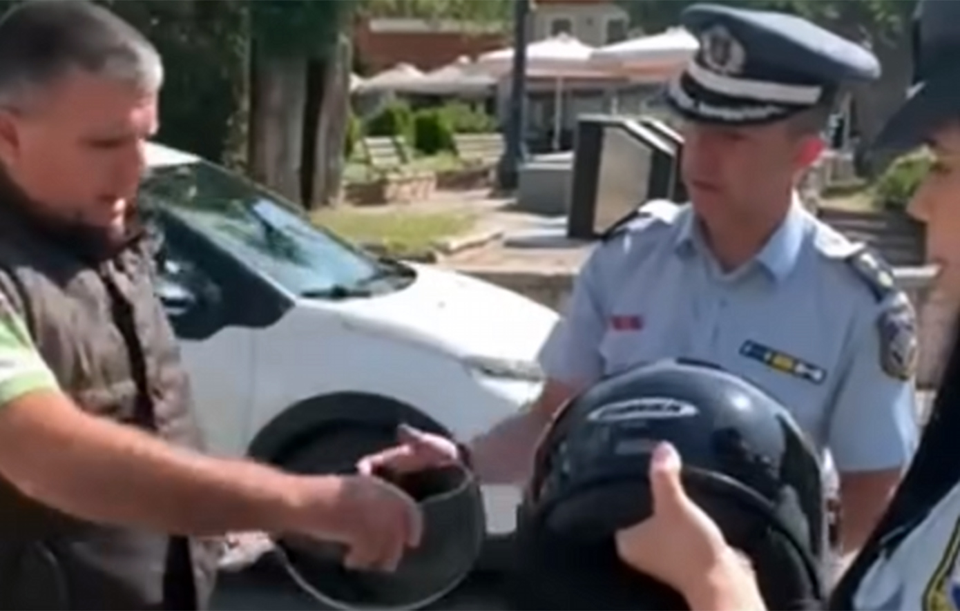 Δωρεάν κράνη αντί για… κλήσεις μοίρασε η Τροχαία στη Ναύπακτο- Δείτε βίντεο