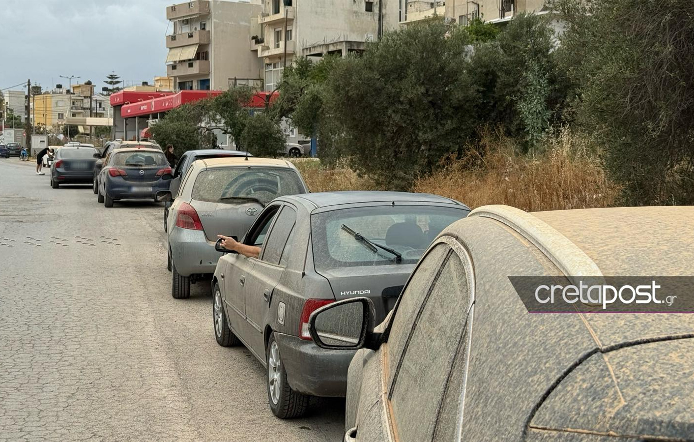 Ουρές στα πλυντήρια αυτοκινήτων στην Κρήτη μετά τον «βομβαρδισμό» από αφρικανική σκόνη