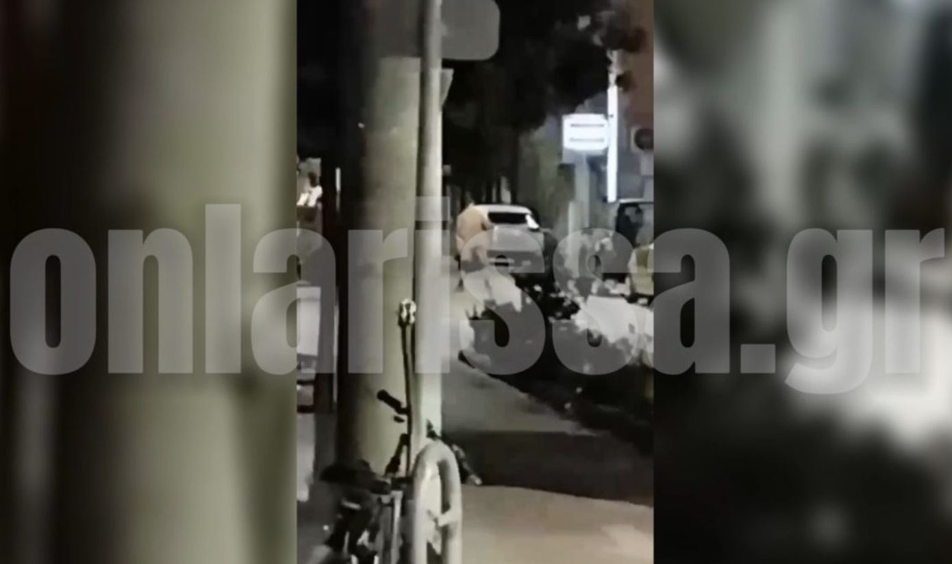 Κυκλοφορούσε γυμνός στη μέση του δρόμου στη Λάρισα… ακούγοντας μουσική