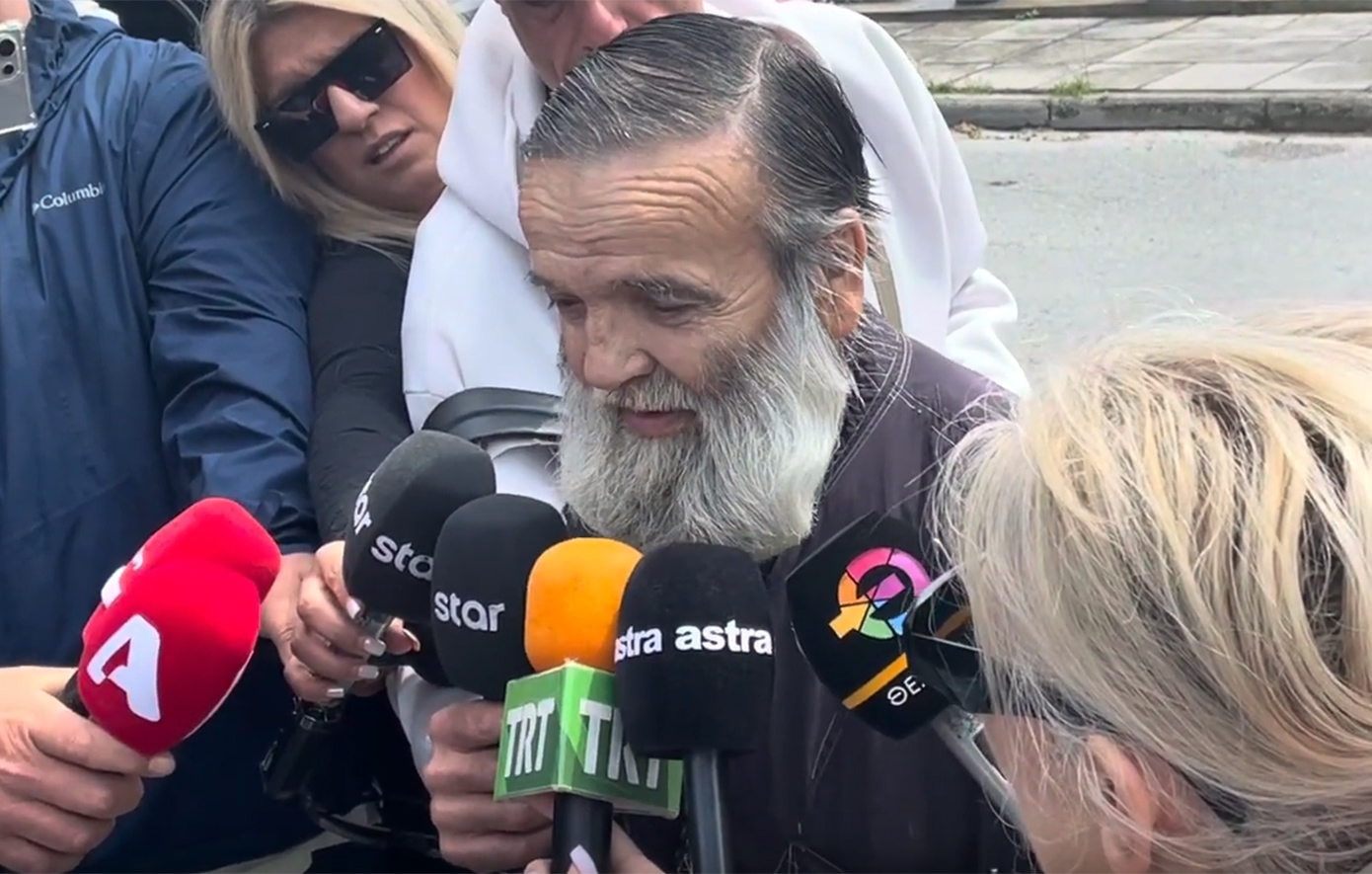 Οδύνη στην κηδεία της 52χρονης μητέρας στη Λάρισα &#8211; Συγκλονισμένος ο πατέρας της, θέλει να ρωτήσει τον εγγονό του γιατί τη σκότωσε