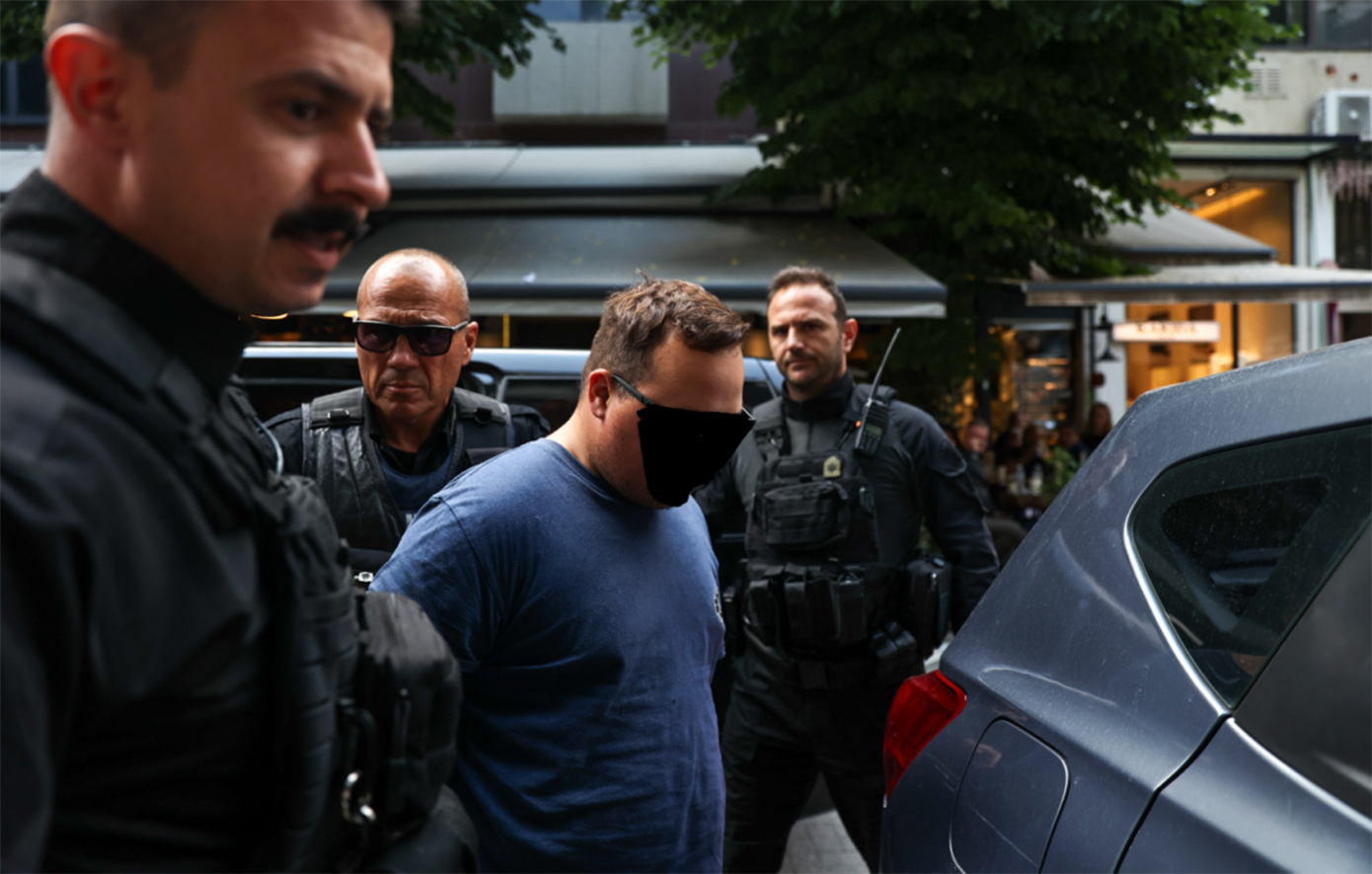 Με σκυμμένο κεφάλι έφτασε στο Δικαστικό Μέγαρο ο μητροκτόνος της Λάρισας: Θλίψη στη γειτονιά &#8211; «Είμαστε σοκαρισμένοι»
